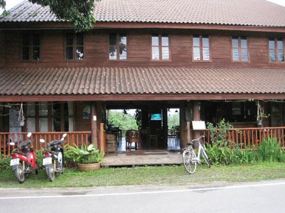 Riverhouse Hotel Mae Sariang Exterior photo